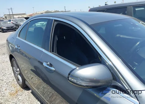 2017 Mercedes-Benz E 300 z USA, uszkodzony, nr VIN WDDZF4JB7HA031920